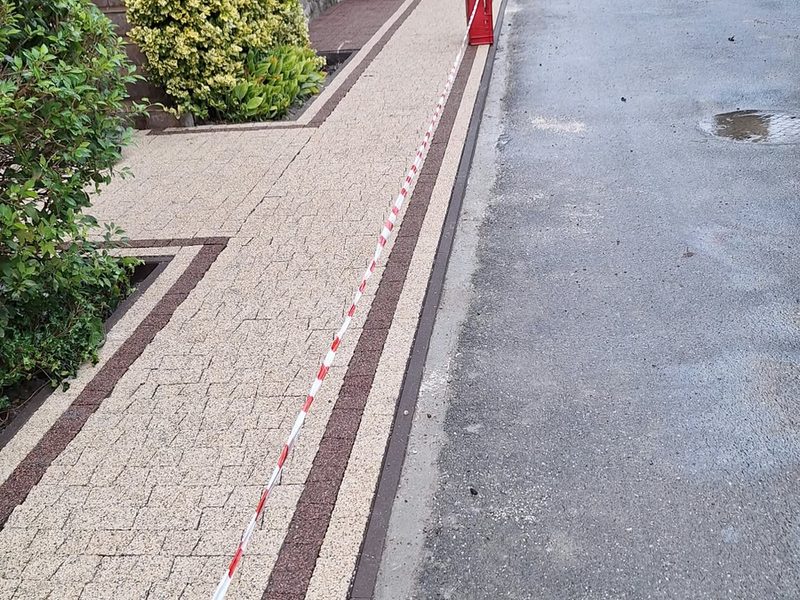 Chodnik z ciemnym obramowaniem