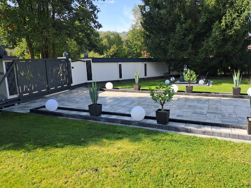 Rozległy plac wjazdowy