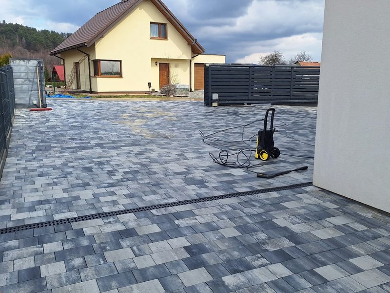 Plac wokół domu z odwodnieniem liniowym