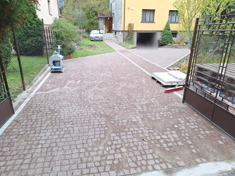 Łukowy zjazd do garażu w piwnicy